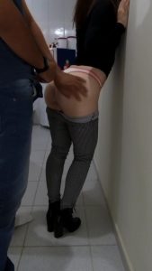 Novinha do Tinder dando em pé no corredor Novinha do Tinder dando em pé no corredor