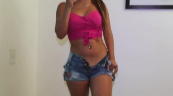 Novinha tesuda chupando pirulito antes de foder com o marmanjo safado