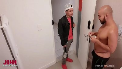 Paguei 100 reais para o entregador me comer