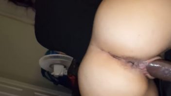 Amadora da bundona trepando num pau grande e preto