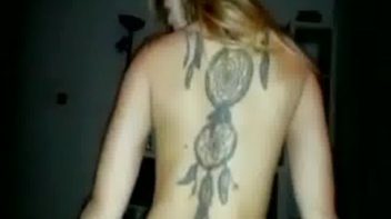 Novinha bunduda rebolando com o cu na rola do primo