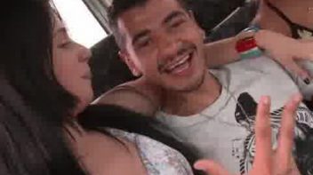 Sortudo trepando com três gostosas na van