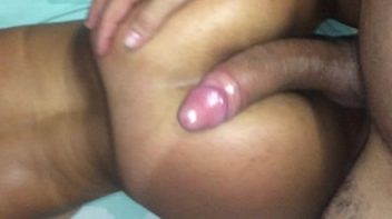 Amadora de quatro gozando com o namorado pauzudo no sexo caseiro