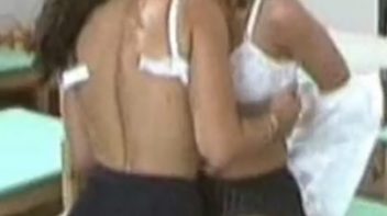 Colegial gostosa dando pra dois na sala de aula